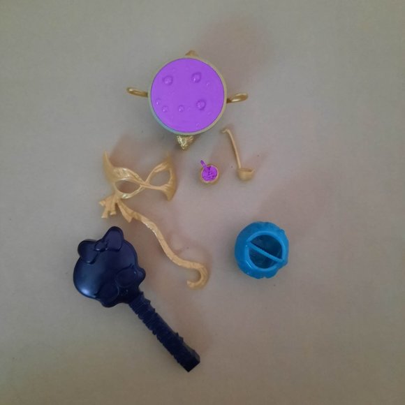 Cleo De Nile "Ghouls Rule" doll w/ accessories - Picture 4 of 4